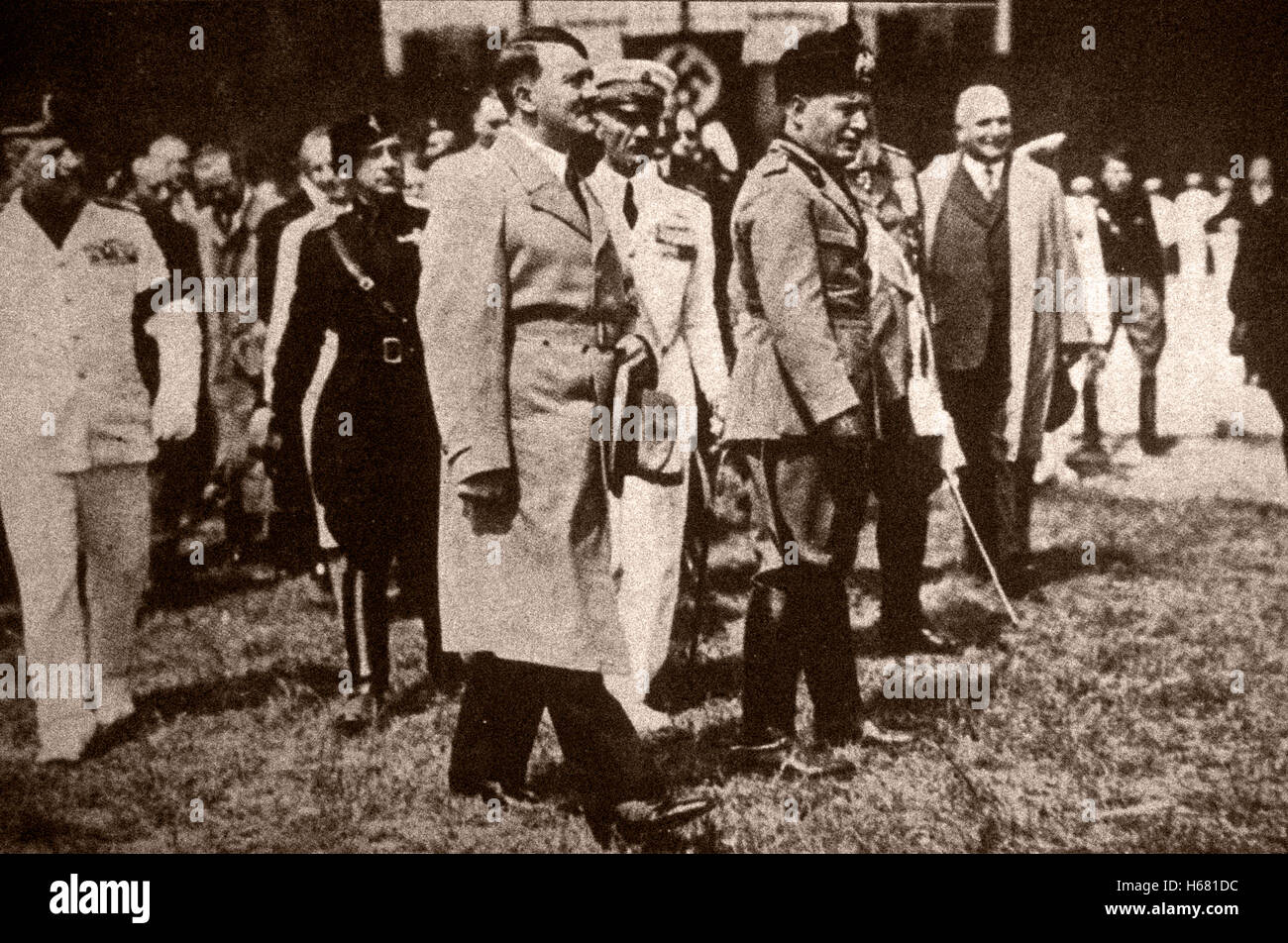 Adolf Hitler kommt an das Lido Flughafen Recht Mussolini Stockfoto