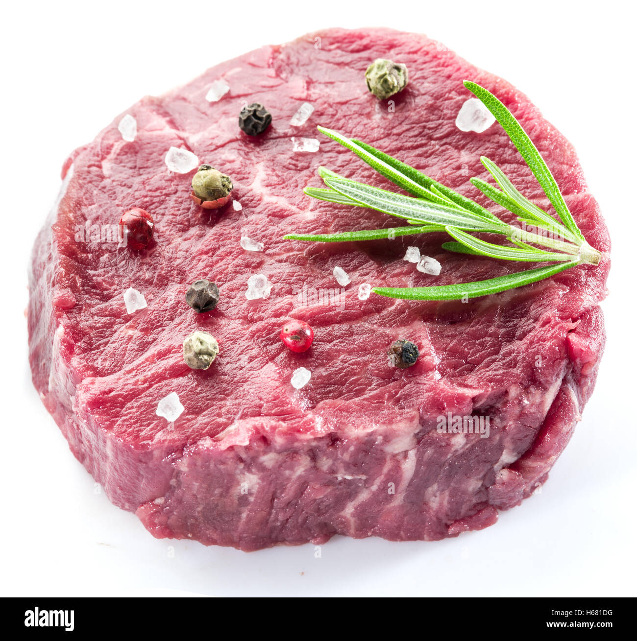 Stück Rinderfilet auf dem weißen Hintergrund isoliert. Stockfoto