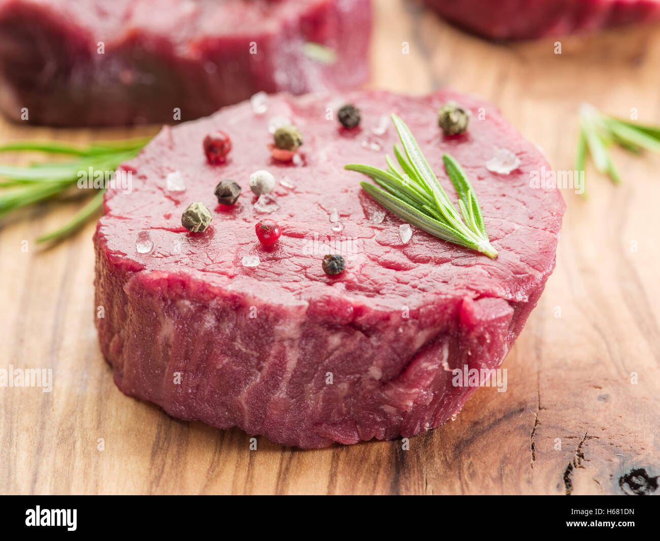 Stücke von Rinderfilet auf dem Holzbrett. Stockfoto