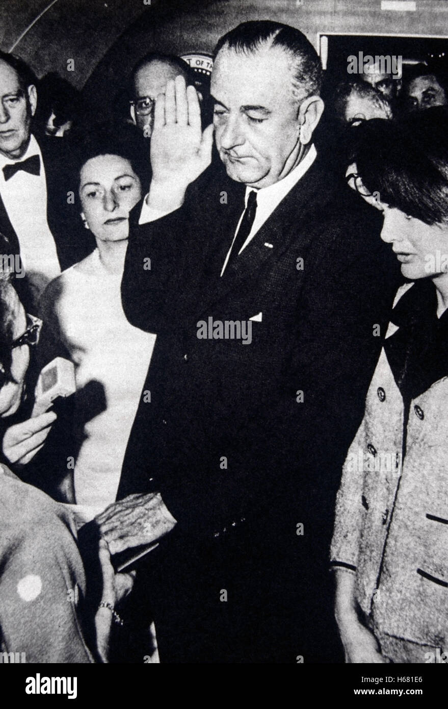 Lyndon B. Johnson ist im Büro Präsidenten Flugzeug vereidigt. Stockfoto