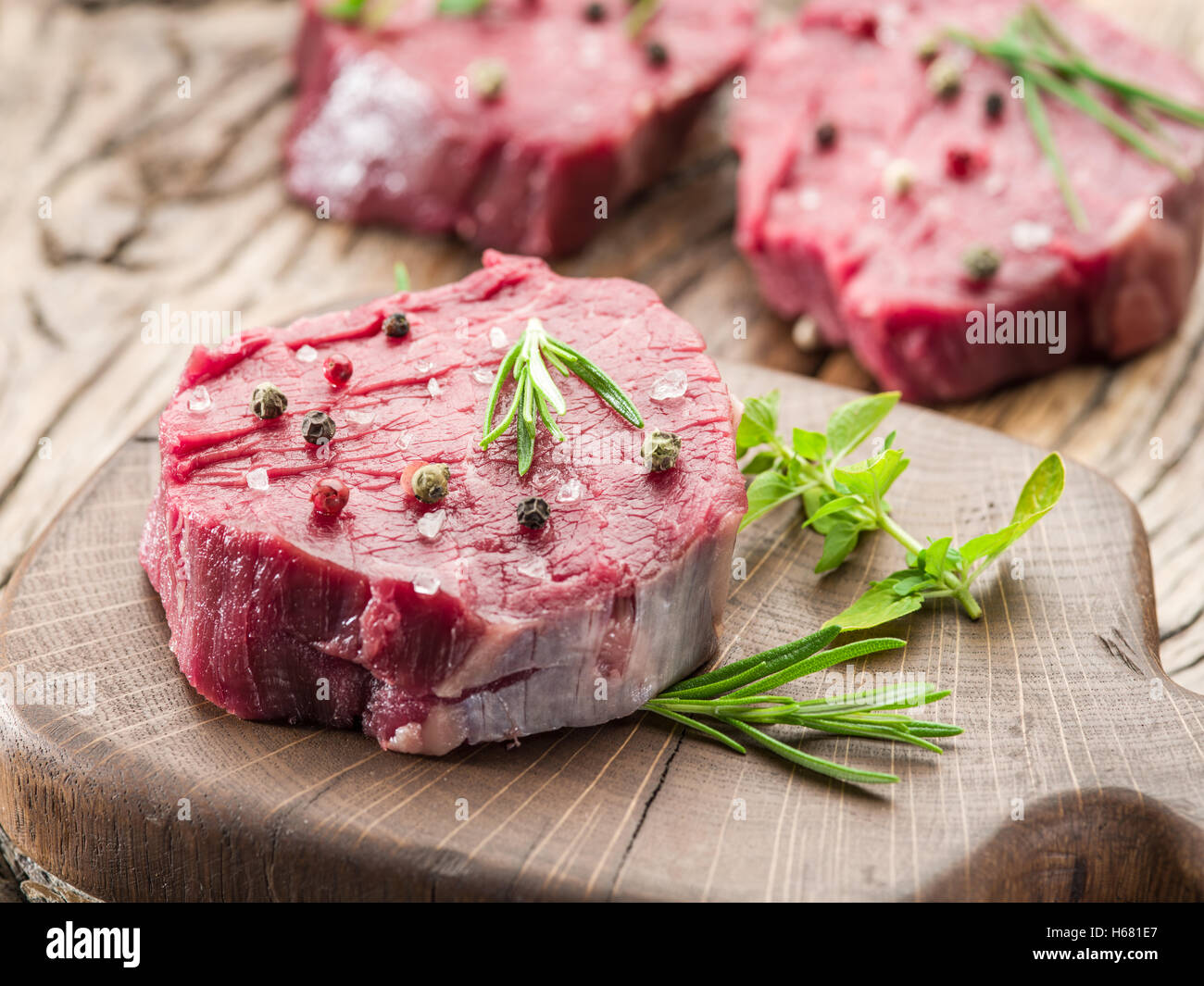 Stücke von Rinderfilet auf dem Holzbrett. Stockfoto