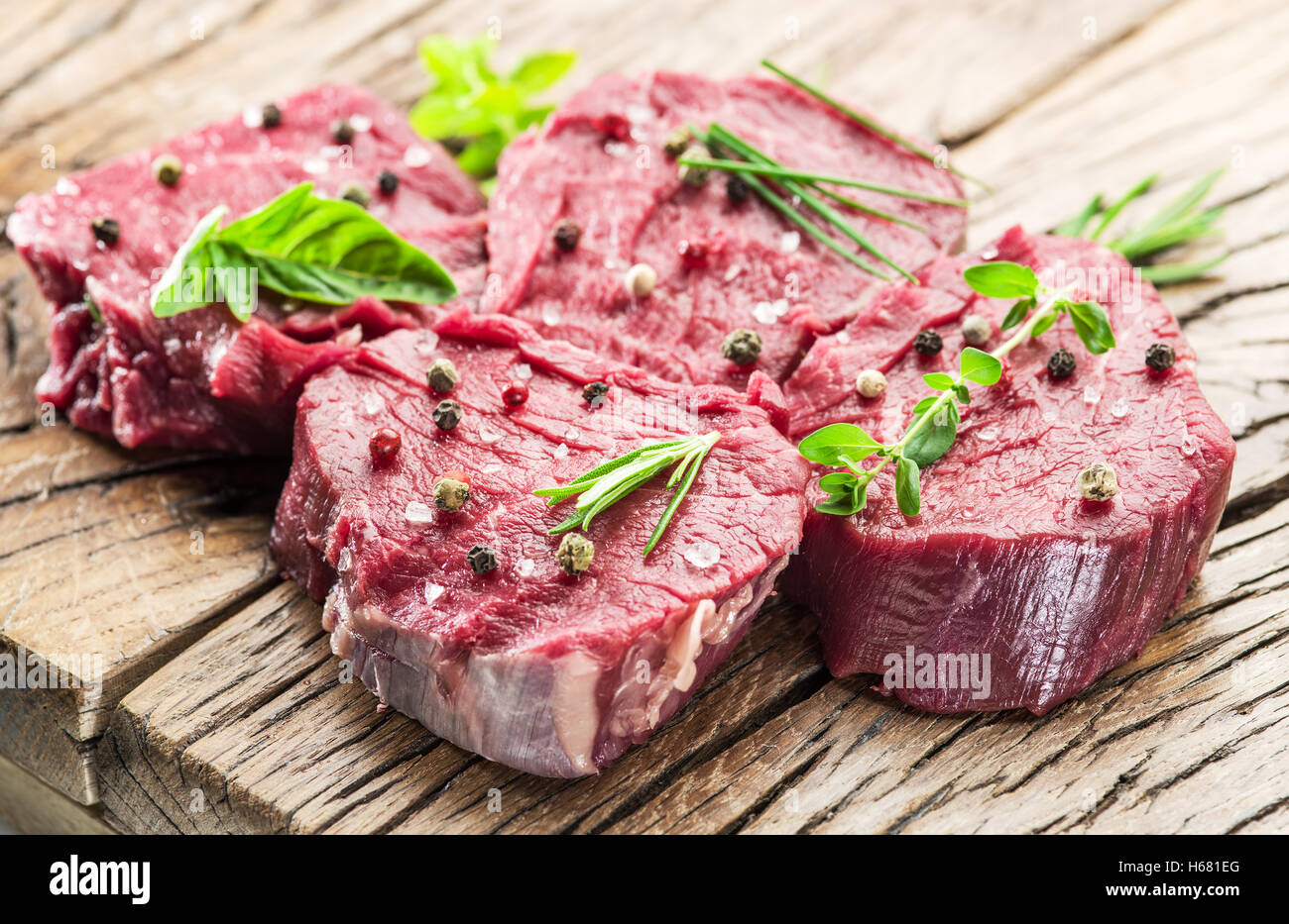 Stücke von Rinderfilet auf dem Holzbrett. Stockfoto