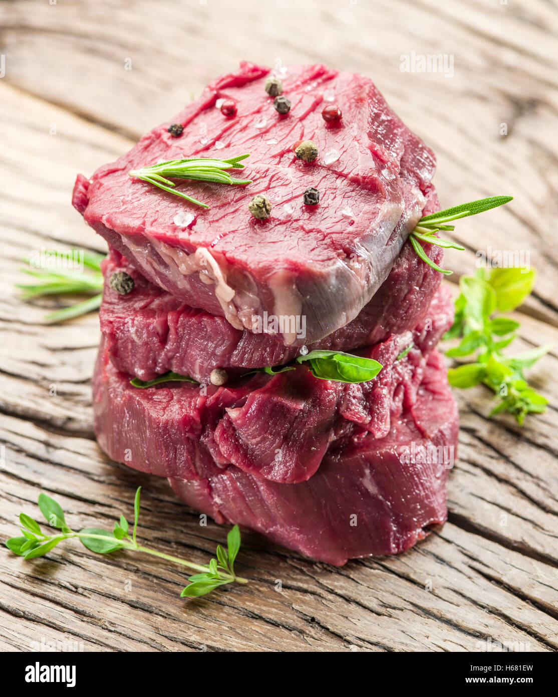Stücke von Rinderfilet auf dem Holzbrett. Stockfoto