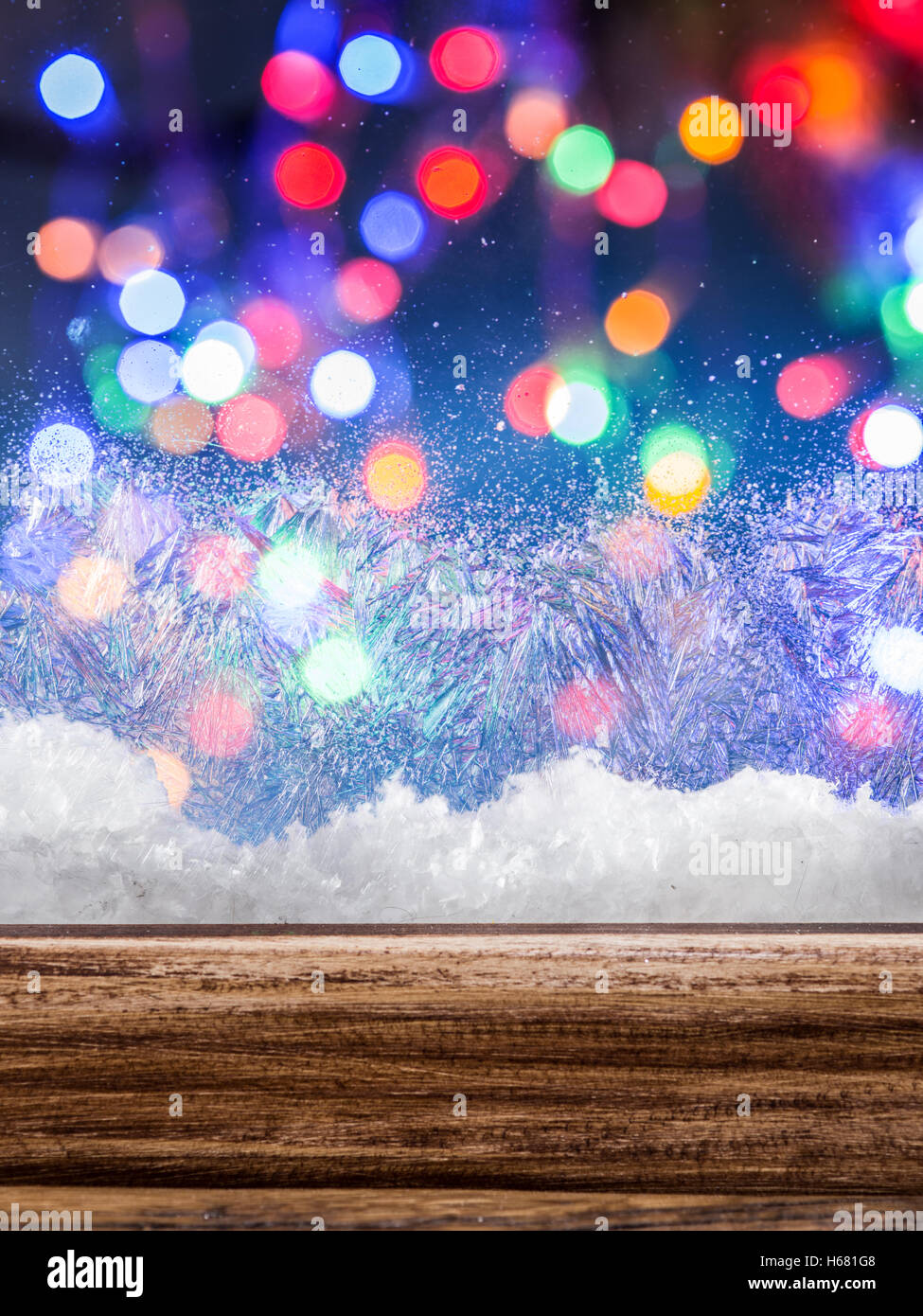 Fenster mit unscharfen farbigen Lichtern im Hintergrund eingefroren. Stockfoto