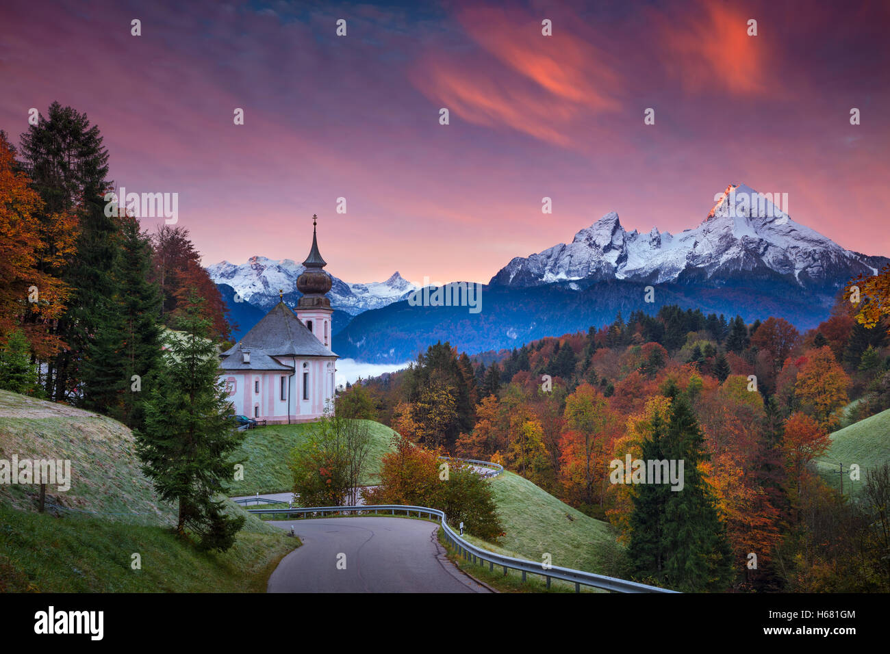 Herbst in den Alpen. Bild der Alpen mit Kirche Maria Gern im schönen Herbst Sonnenaufgang. Stockfoto
