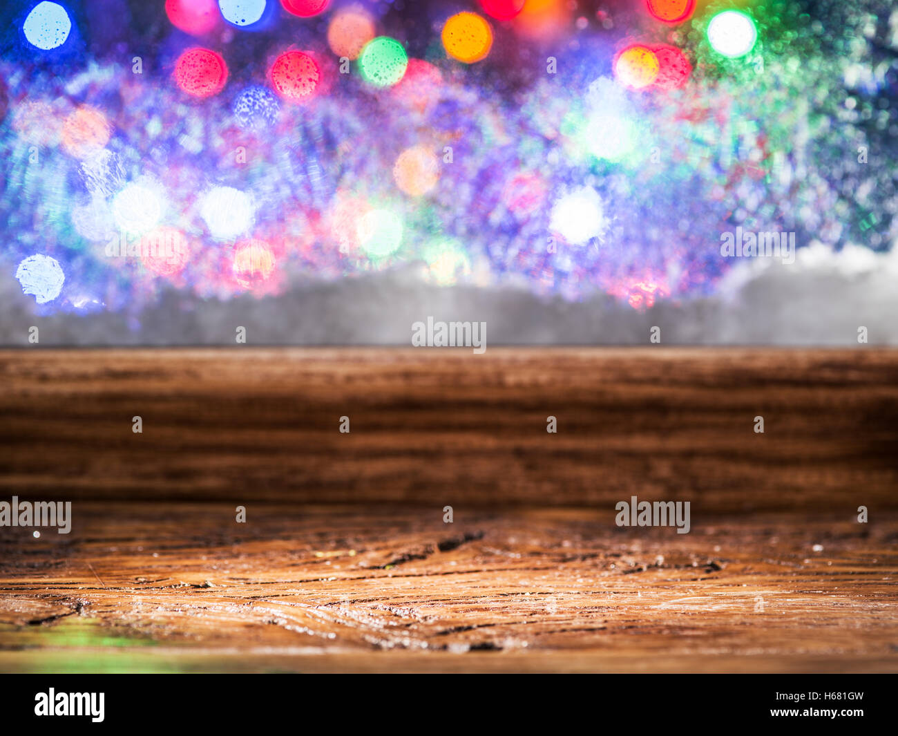 Fenster mit unscharfen farbigen Lichtern im Hintergrund eingefroren. Stockfoto