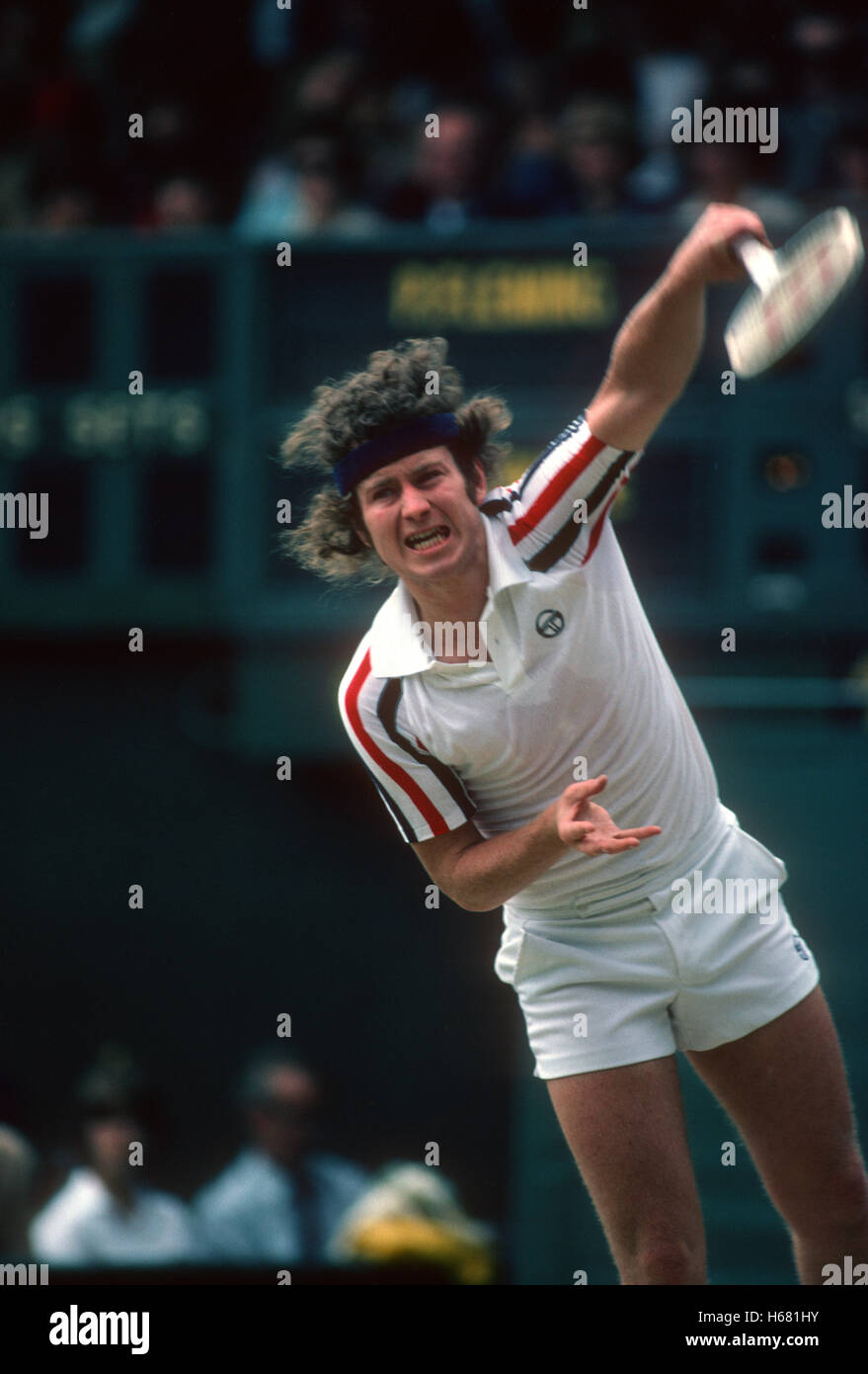 John McEnroe dienen in Wimbledon, 1980 Stockfoto