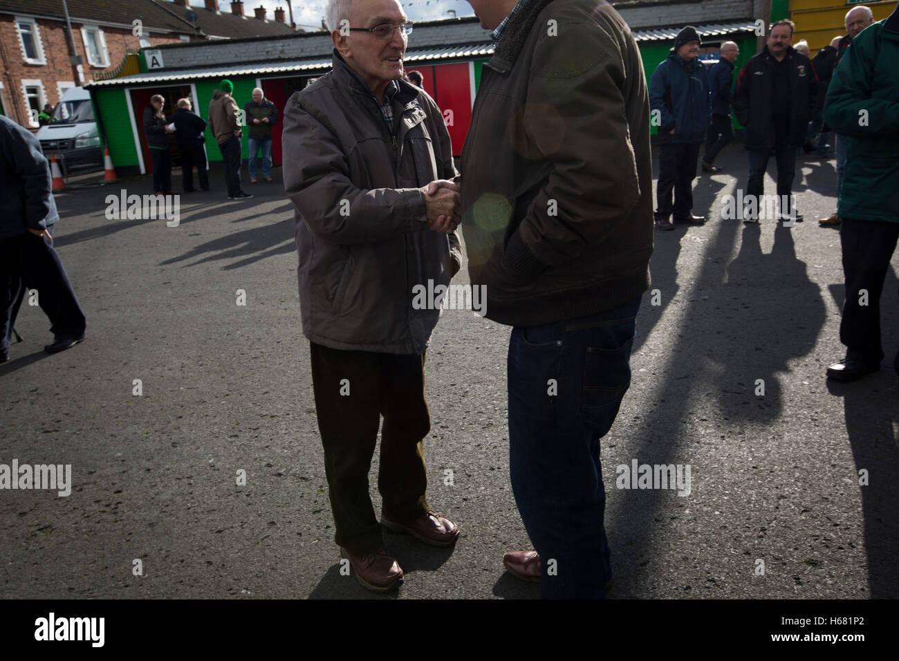 Fans sammeln in das Oval, Heimspiel Belfast vor Glentoran Stadtrivalen Cliftonville in einem NIFL Premier League gehostet. Glentoran, gegründet 1892, seit ihrer Gründung auf das Oval basieren und sind historisch gesehen einer der "großen zwei" Fußballvereine Nordirlands. Sie hatte einen Unprecendentally schlechten Start in die 2016 / 17 Liga-Kampagne, sondern kam von hinten gewinnt diese Armatur 2-1, beobachtet von einer Schar von 1872. Stockfoto