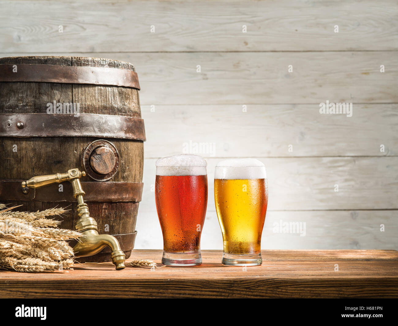 Gläser Bier und Ale Fass auf dem Holztisch. Handwerk-Brauerei. Stockfoto