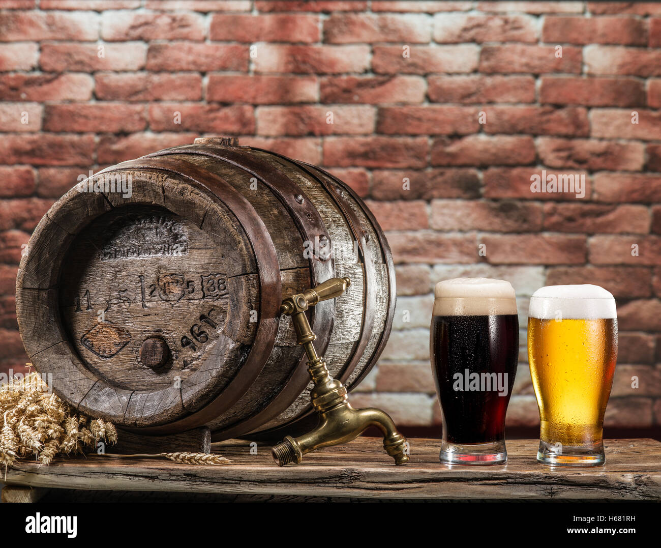 Gläser Bier und Ale Fass auf dem Holztisch. Handwerk-Brauerei. Stockfoto