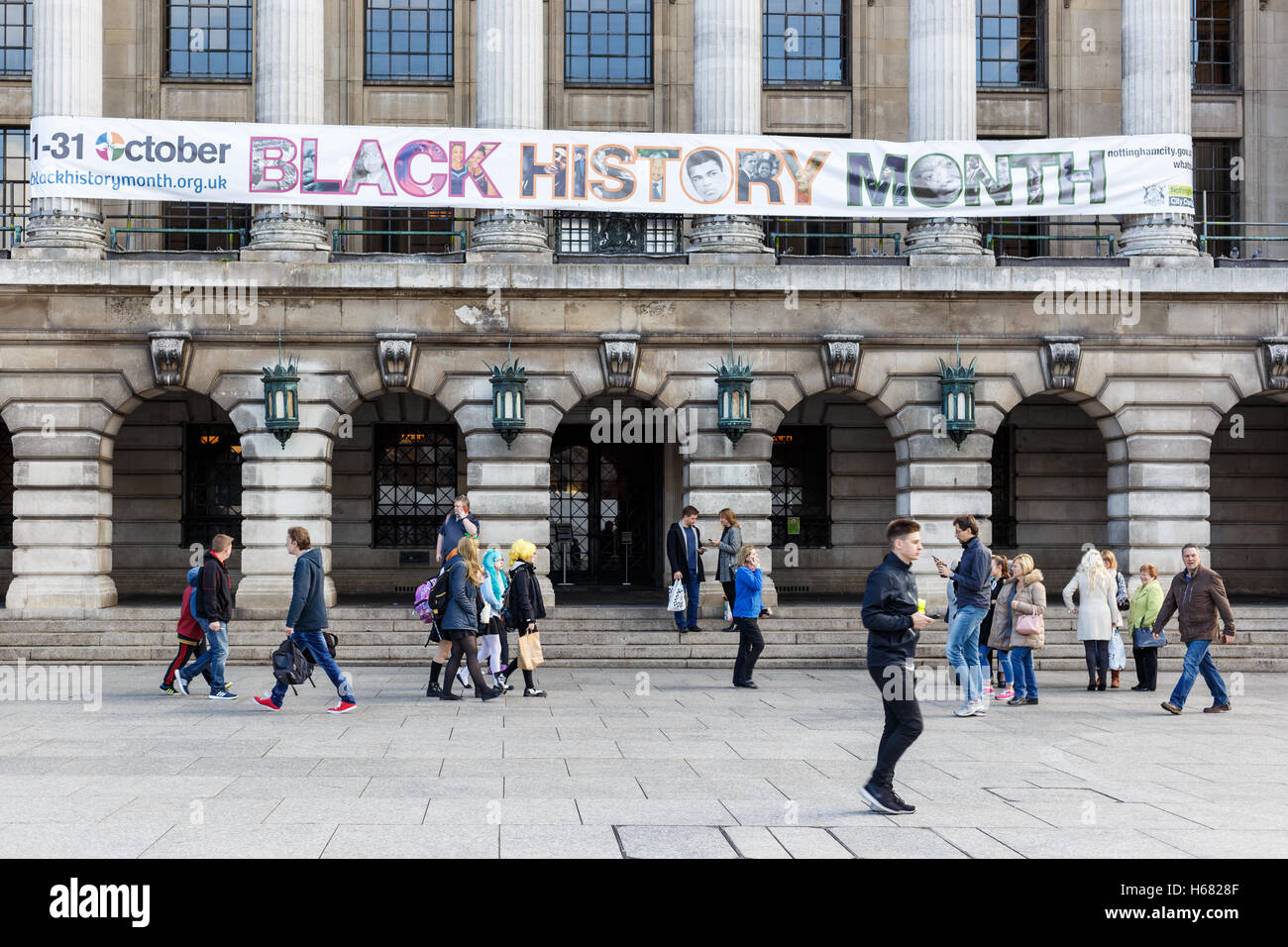Verschiedene Leute vorbei. Schwarzer Geschichte Monat Banner auf der Vorderseite des Nottingham City Council House Stockfoto