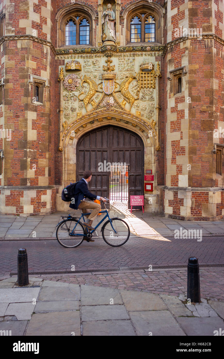 Das große Tor (1516) von Str. Johns Hochschule, Arme des Gründers Lady Margaret Beaufort 2 unterhalb der Statue des Hl. Johannes Stockfoto