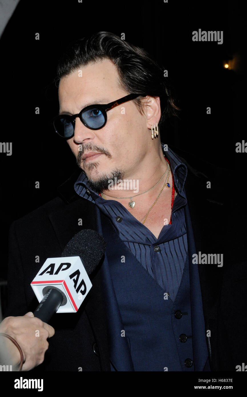 Schauspieler Johnny Depp macht ein Interview mit AP bei den Maltin Modern Master Award Tribut während der 31. Santa Barbara International Film Festival am Arlington Theater am 4. Februar 2016 in Santa Barbara, Kalifornien. Stockfoto