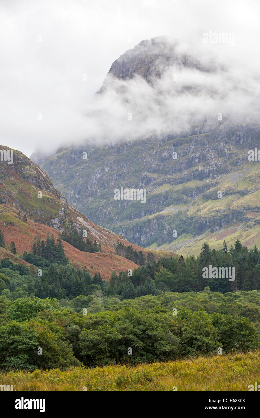 Berggipfel Bidean Nam Bian und die berühmten drei Schwestern von Glen Coe eingehüllt in Nebel, Argyll, Schottisches Hochland, Schottland Stockfoto