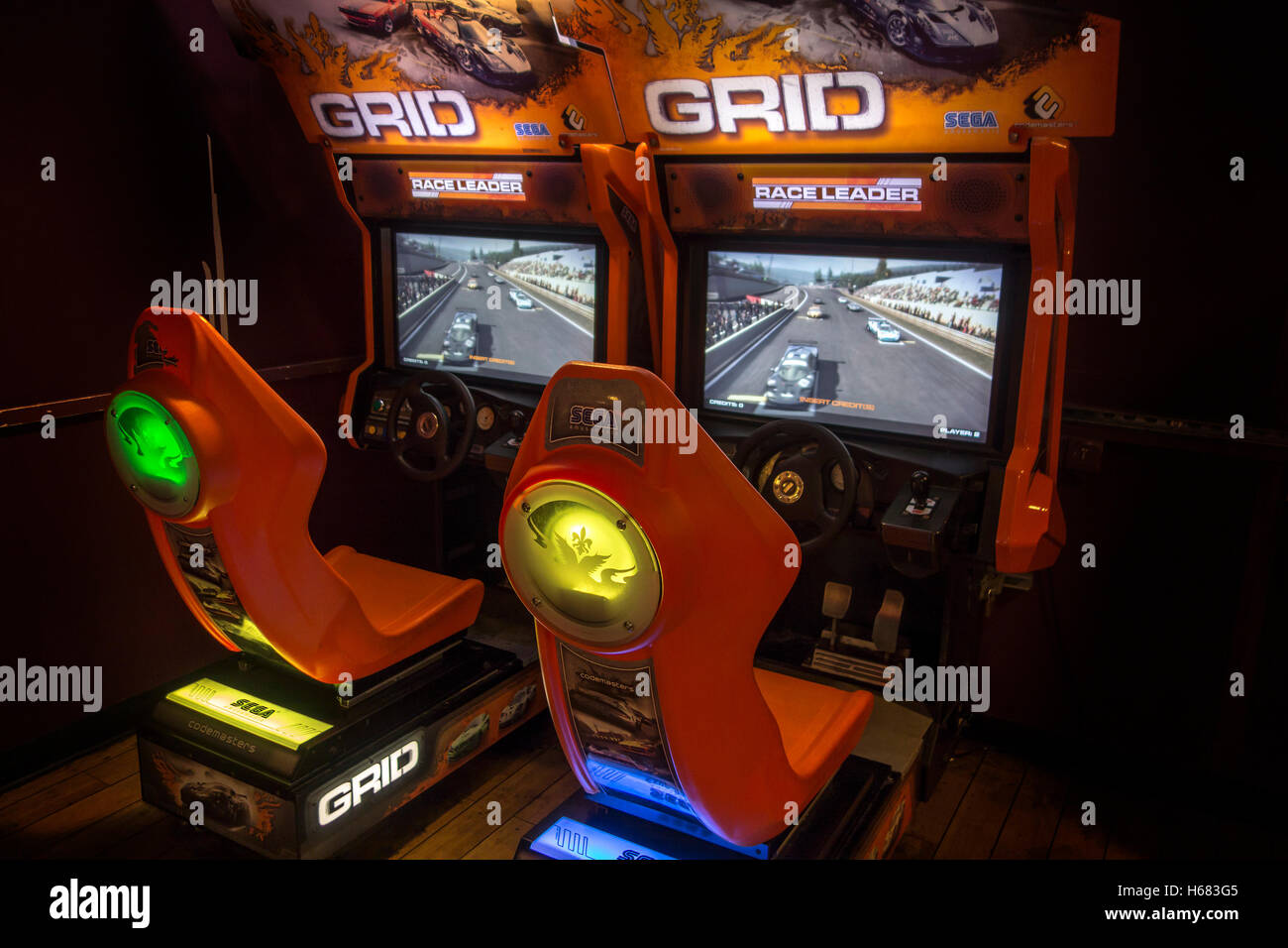 GRID Racing Video Game, Zweispieler-Arcade-Rennspiel im englischen Pub, UK Stockfoto