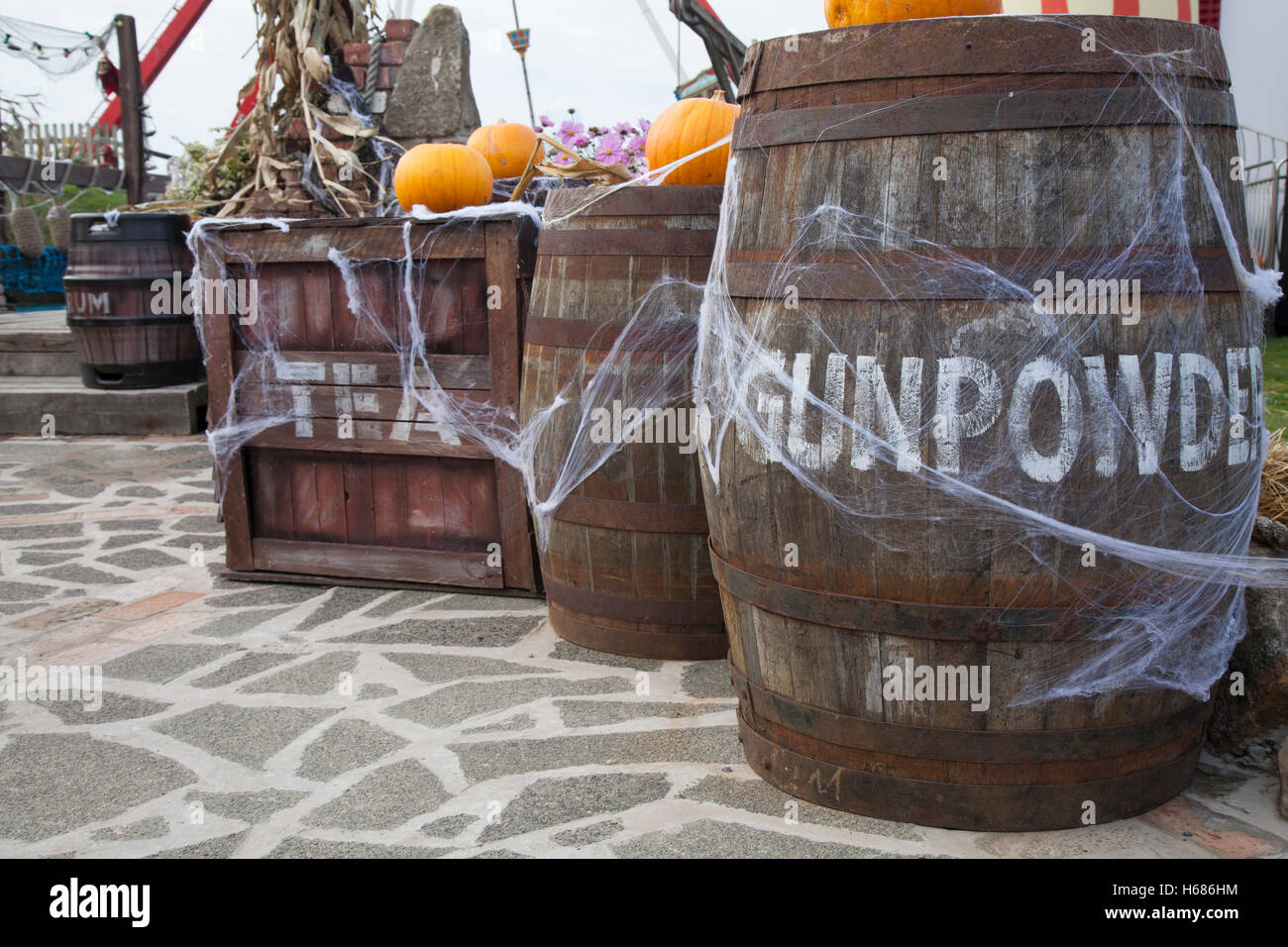 Barrels of Gunpowder; Gun Powder plot, lettered and stenciled Whisky Barrel in Southport, Merseyside UK. Spuk-Fest Halbzeitveranstaltungen der Halloween-Woche. Stockfoto