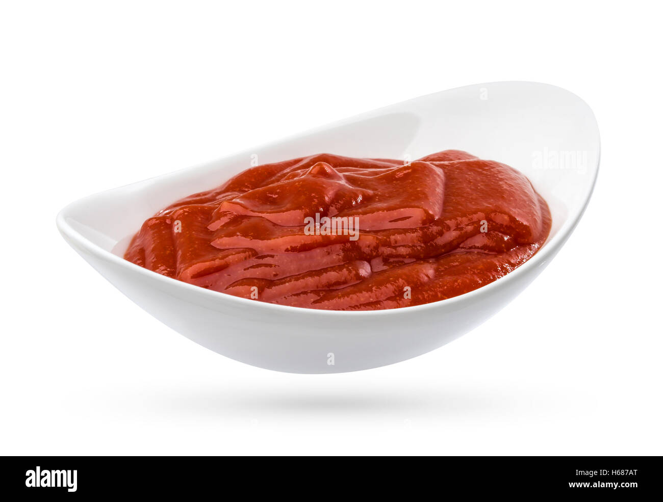 Schüssel mit Ketchup oder Tomaten Sauce isoliert auf weißem Hintergrund. Stockfoto