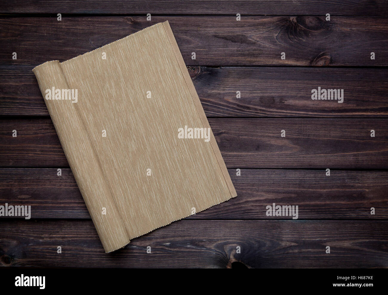 Leere Holztisch mit Tischdecke Stockfoto