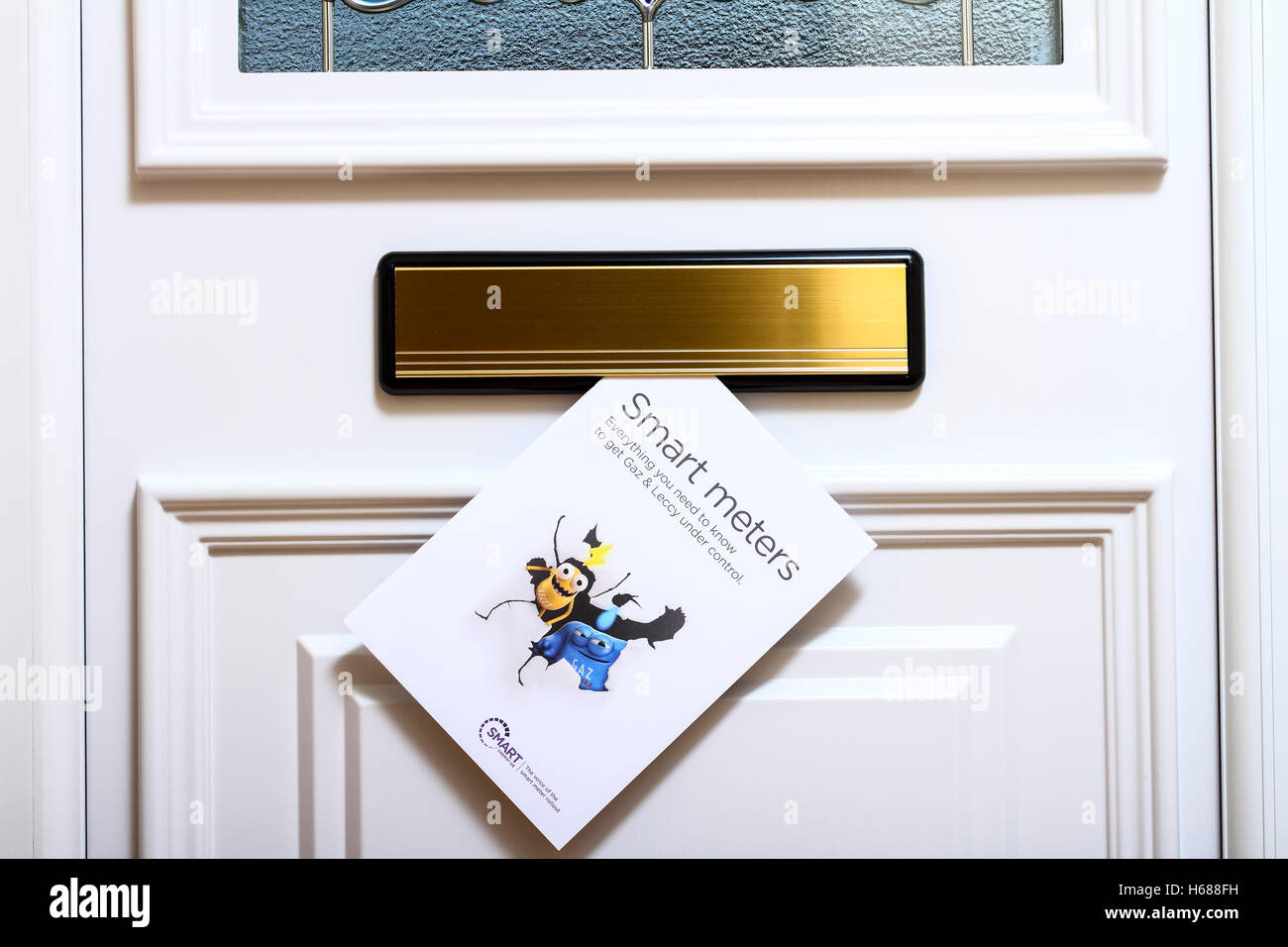 Smart-Meter-Merkblatt gepostet in den Briefkasten einer Haus-Eingangstür Stockfoto