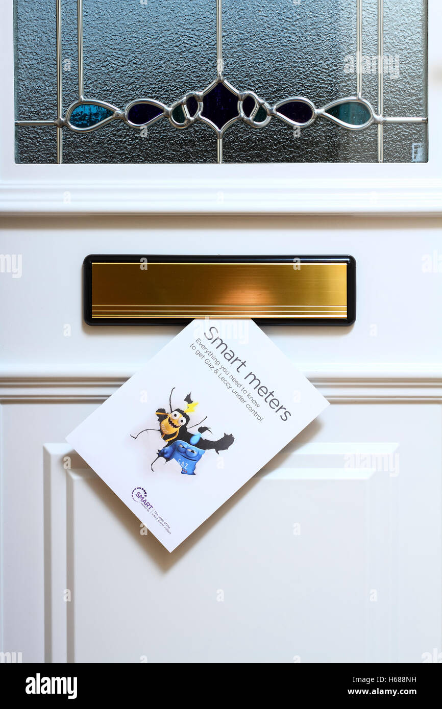 Smart-Meter-Merkblatt gepostet in den Briefkasten einer Haus-Eingangstür Stockfoto
