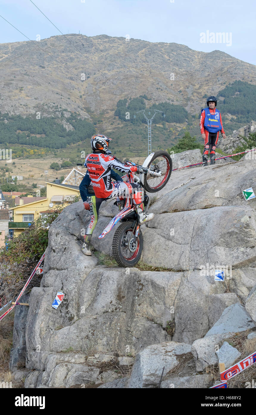 Motorradfahren. Trial Rennen. Spanien-Meisterschaft. Samuel Obrado Hindernis, über große Granitsteine in Valdemanco überholen Stockfoto