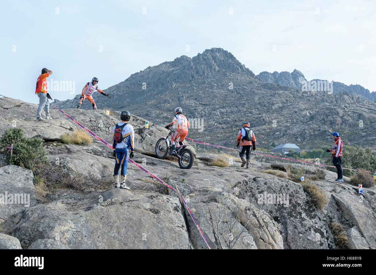 Motorradfahren. Trial Rennen. Spanien-Meisterschaft. Mireia Conde überholen ein Hindernis über Granit Felsen in Valdemanco Stockfoto