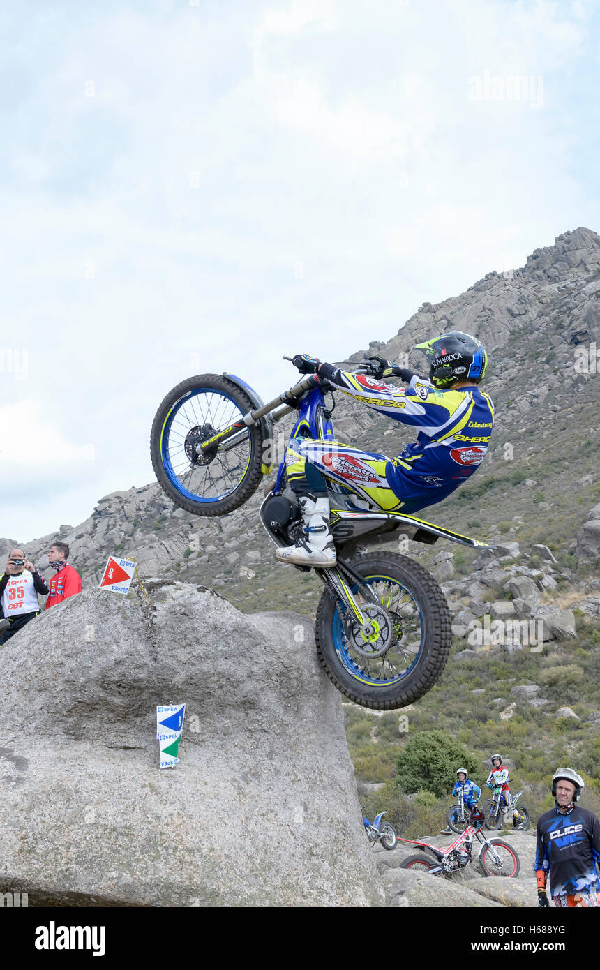Motorradfahren. Trial Rennen. Spanien-Meisterschaft. Albert Cabestany überholen ein Hindernis über große Granitsteine in Valdemanco Stockfoto