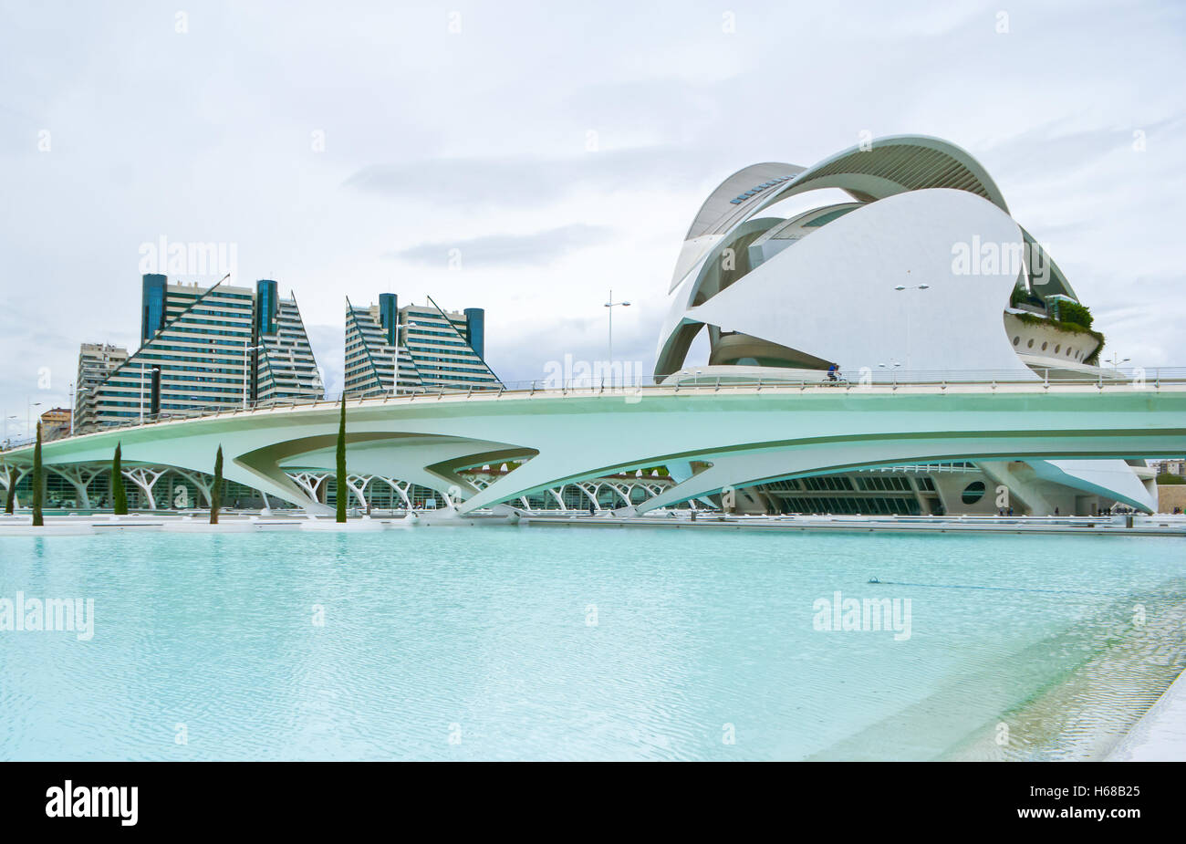 machen Sie einen Spaziergang in der Stadt der Künste und Wissenschaften, entworfen von Santiago Calatrava und Felix Candela, Valencia, Spanien Stockfoto