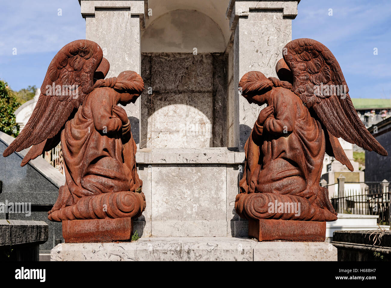 Skulptur von zwei Engeln beten an einem Grab auf dem Friedhof der Stadt Laredo, Kantabrien, Spanien, Europa. Stockfoto
