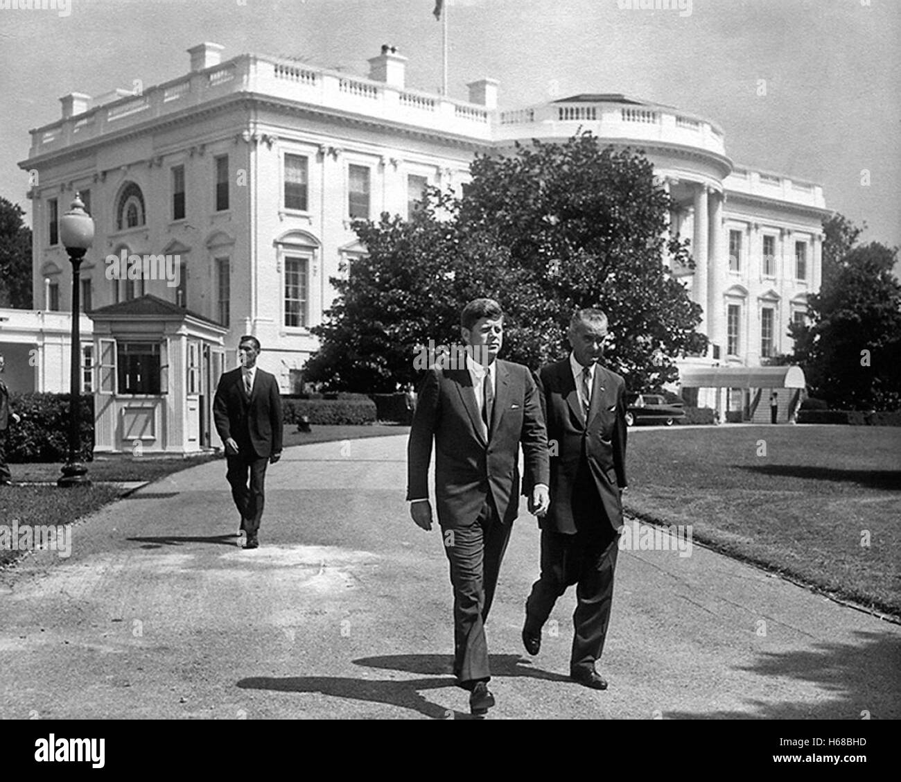 Präsident Kennedy und Vizepräsident Johnson vor der Einführung-Zeremonie für die Workmens Entschädigung Commemorative Stempel. Stockfoto