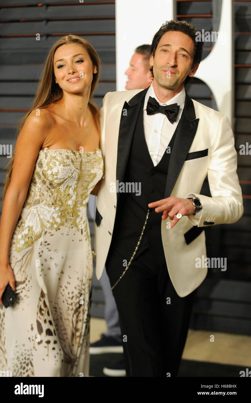 Lara Lieto (l) und Adrien Brody besuchen die 2015 Vanity Fair Oscar Party hosted by Graydon Carter im Wallis Annenberg Center für darstellende Künste am 22. Februar 2015 in Beverly Hills, Kalifornien. Stockfoto
