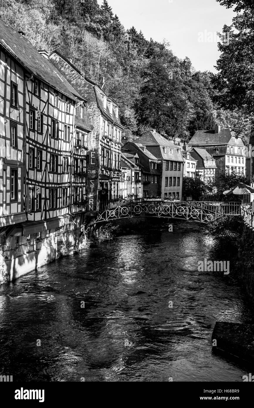 Die mittelalterliche Stadt Monschau in Deutschland in schwarz / weiß Stockfoto