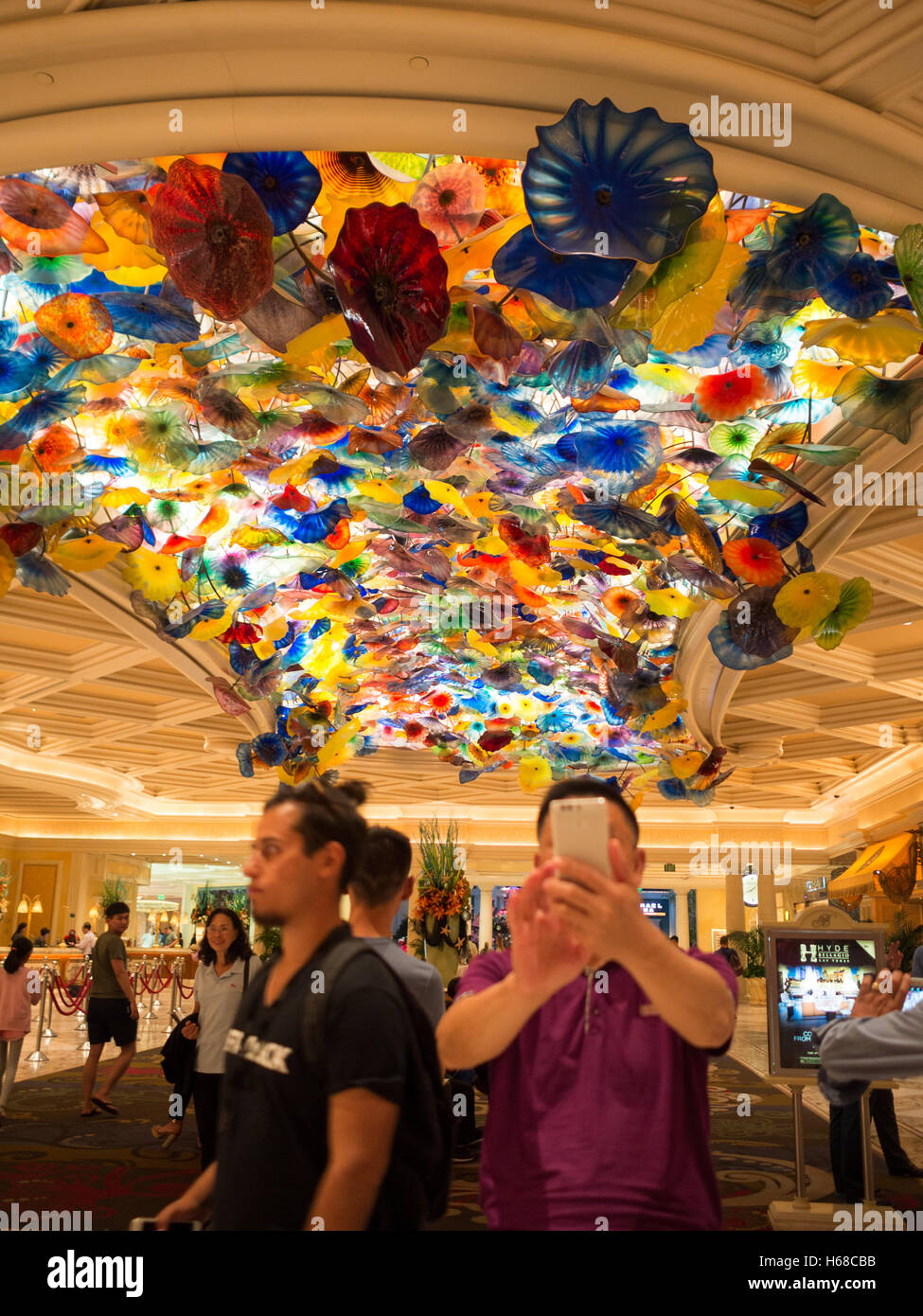 Einnahme von Selfies durch das Bellagio Hotel und Casino Lobby Decke Glas Dekor Stockfoto