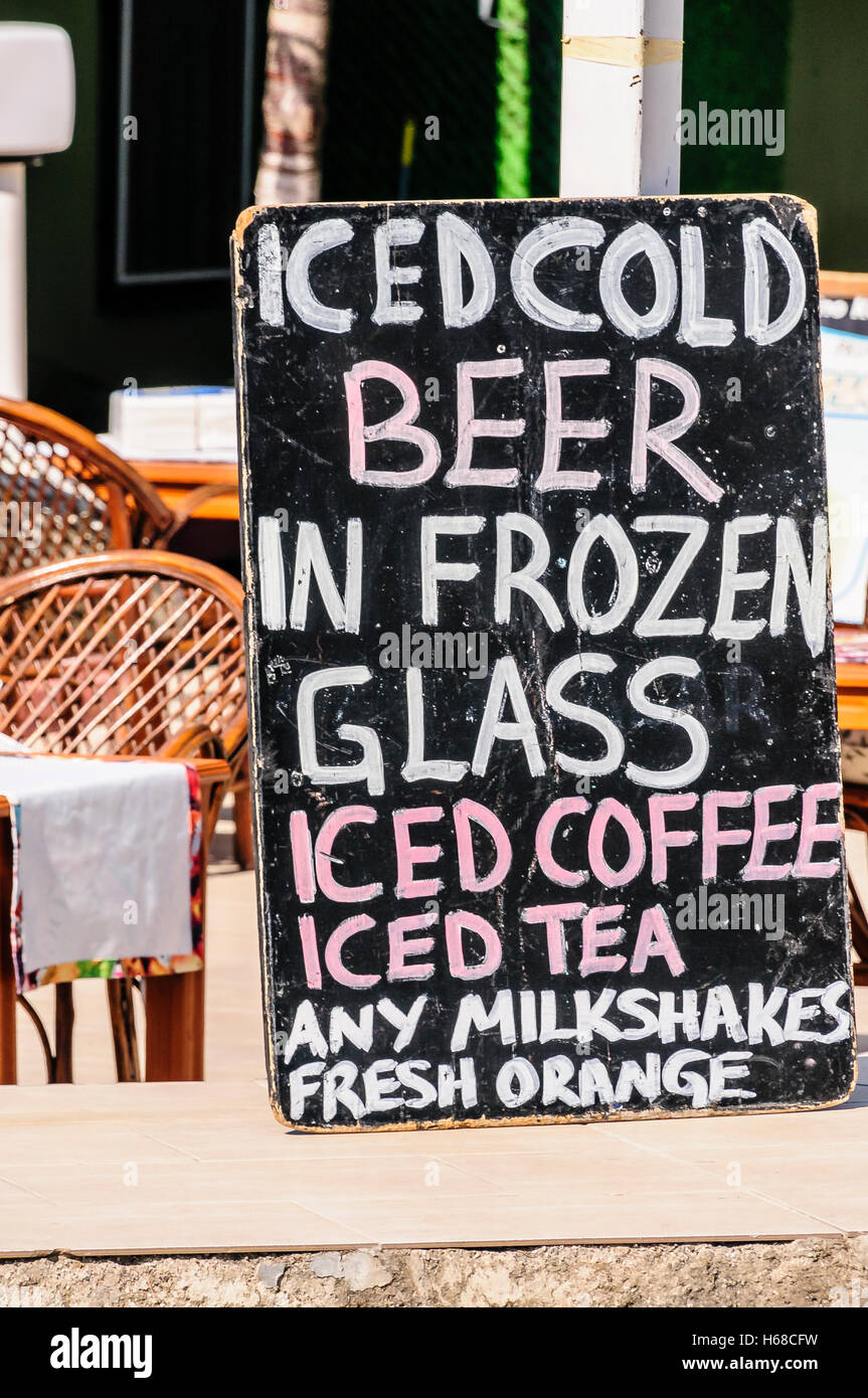 Tafeln vor einer Bar Werbung "Iced kaltes Bier in gefrorenem Glas, Iced Coffee, Tee, Milch, Shakes und frische Orange" Stockfoto