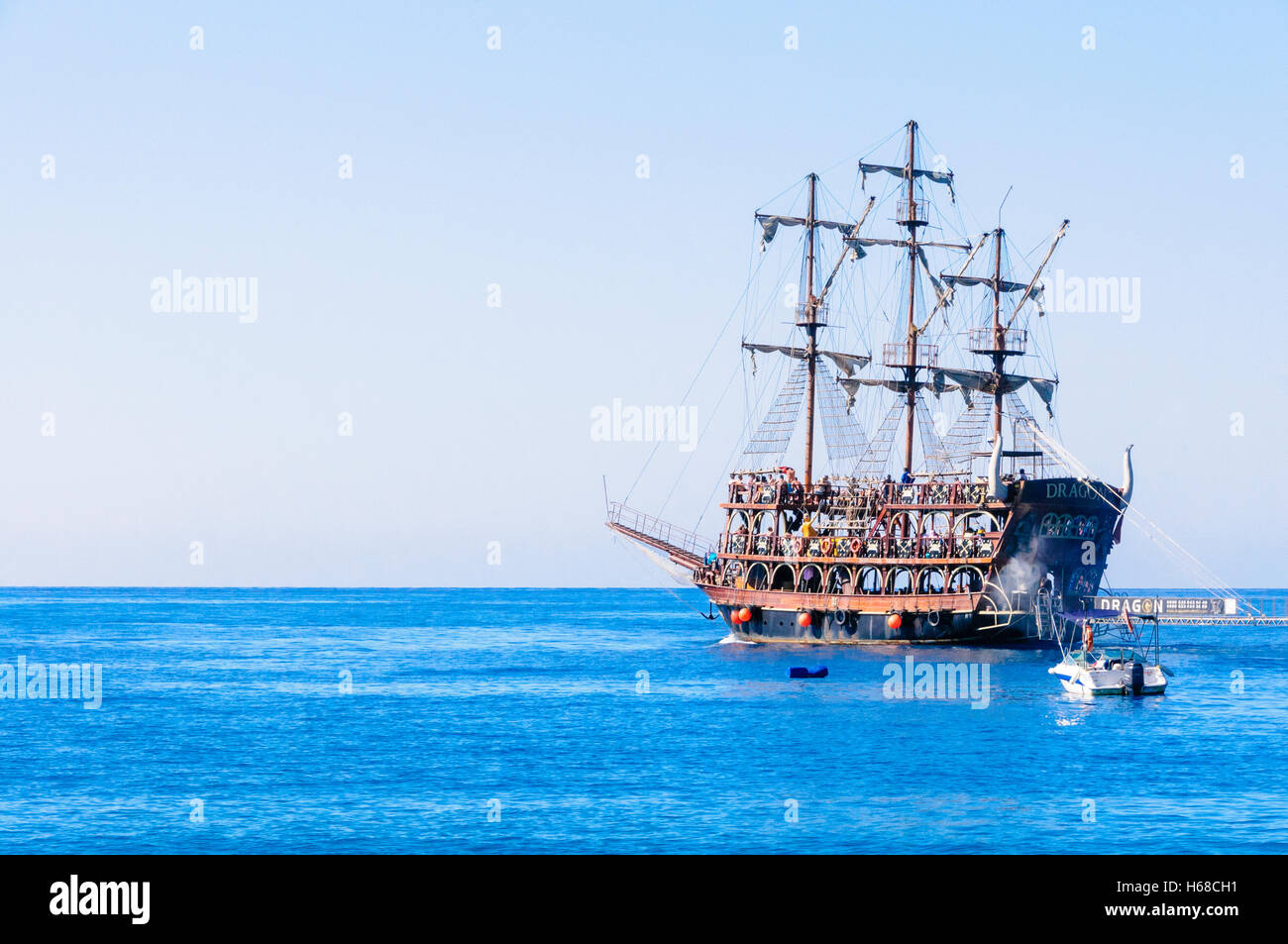 Dragon' soll aussehen wie ein Piratenschiff für Touristen rund um Fethiye  Bucht eine Tour beginnt Stockfotografie - Alamy