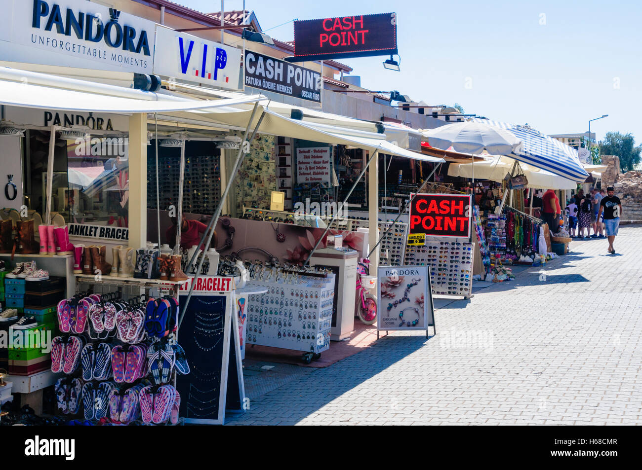 Geschäfte auf der Haupteinkaufsstraße in Ölüdeniz, Türkei. Stockfoto