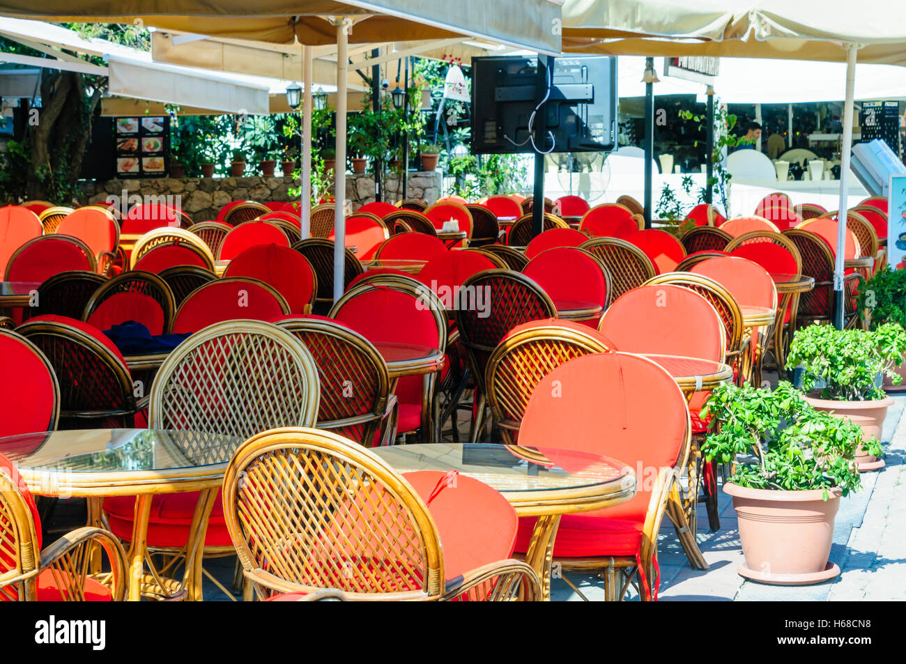 Rote Stühle und Tische im Freien ein türkisches Restaurant. Stockfoto