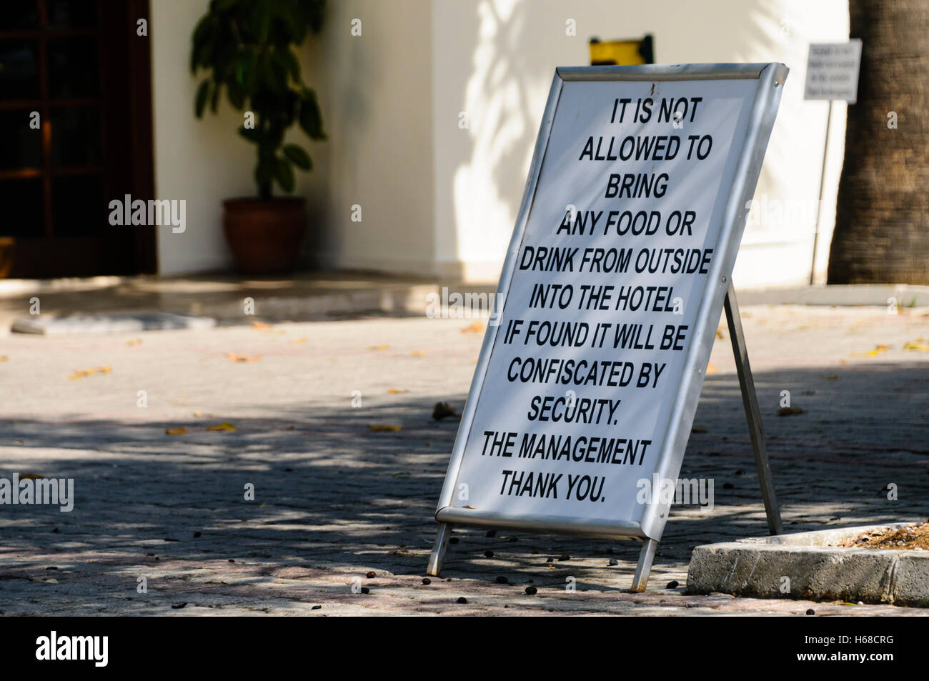 Zeichen außerhalb des Hotels ist es nicht erlaubt, zu Essen oder zu Trinken von außerhalb ins Hotel zu bringen. Wenn es gefunden wird durch Sicherheit beschlagnahmt werden. Der verwaltung Danke. Stockfoto