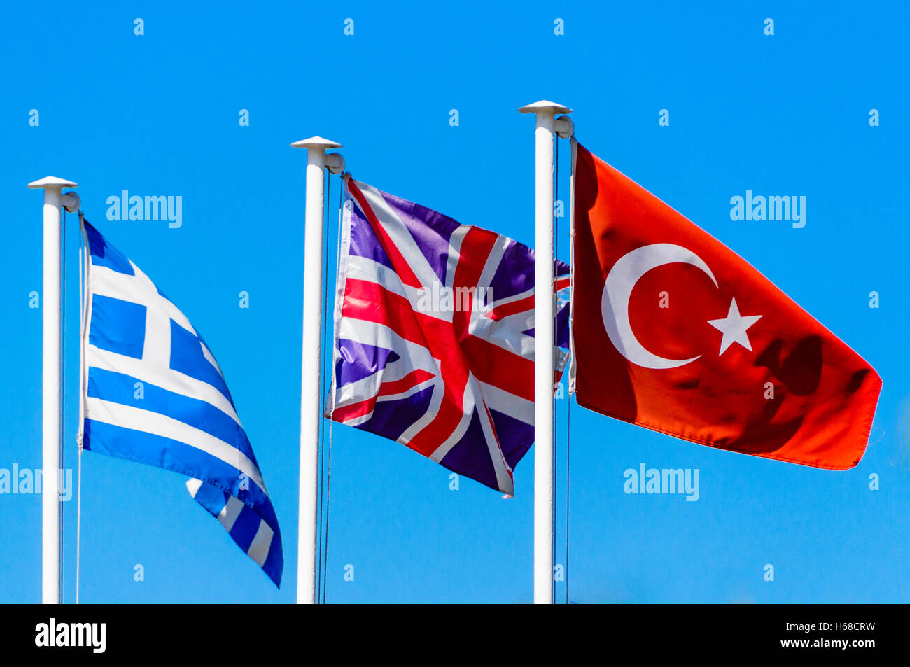 Türkisch, BRITISCHEN BRITISCHEN und Griechischen Fahnen fliegen zusammen Stockfoto
