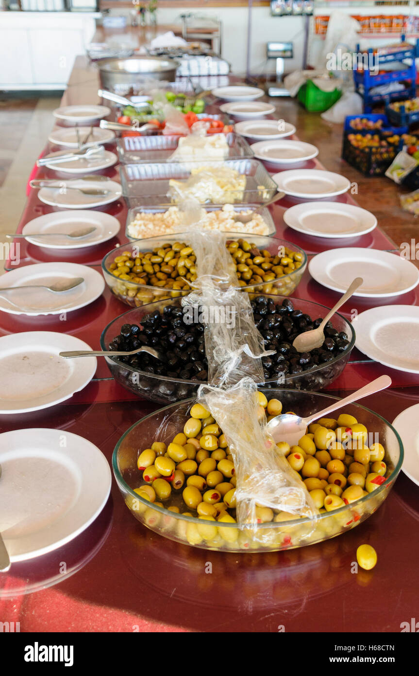 Schalen mit Oliven an einem strassenrand cafe Frühstücksbuffet in der Türkei Stockfoto