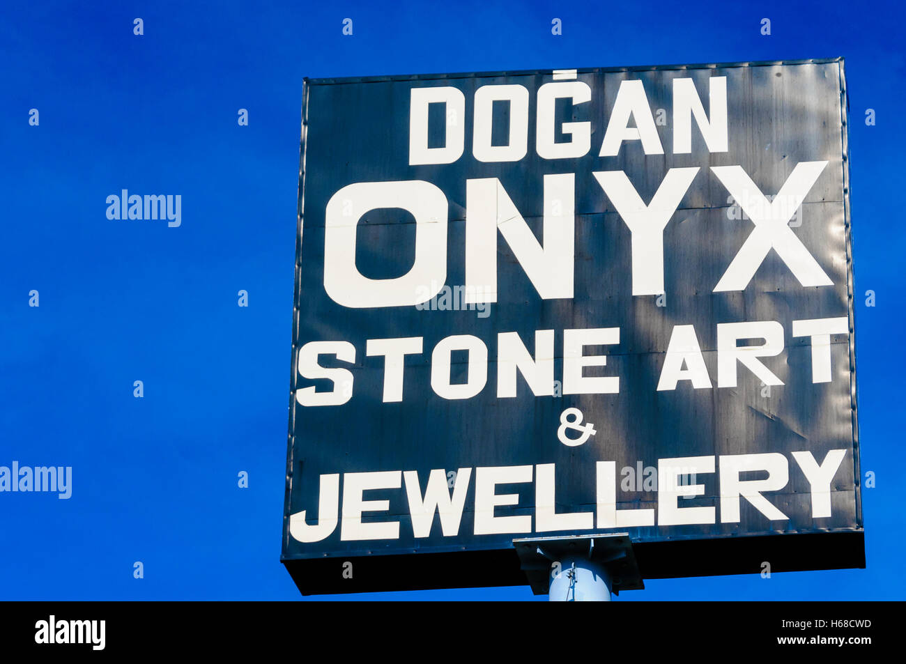 Zeichen für Dogan Onyx Stein Kunst und Schmuck Shop in der Nähe von Pamukkale, Türkei. Stockfoto