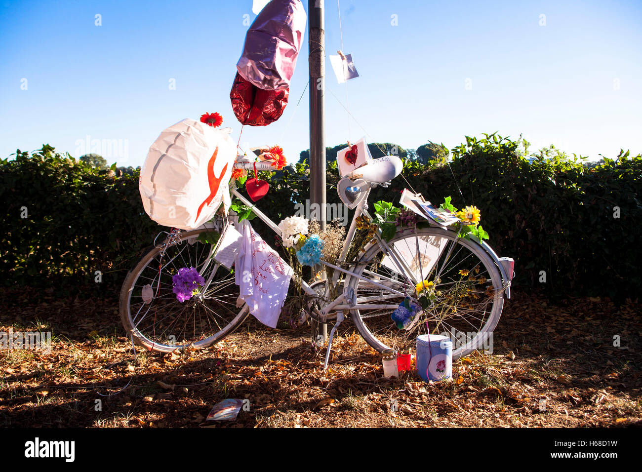 Deutschland, Köln, Ghost Bikes, weiße geschmückte Fahrrad erinnert an einen Radfahrer, der hatte eine schwere oder tödliche Unfall an dieser Stelle. Stockfoto