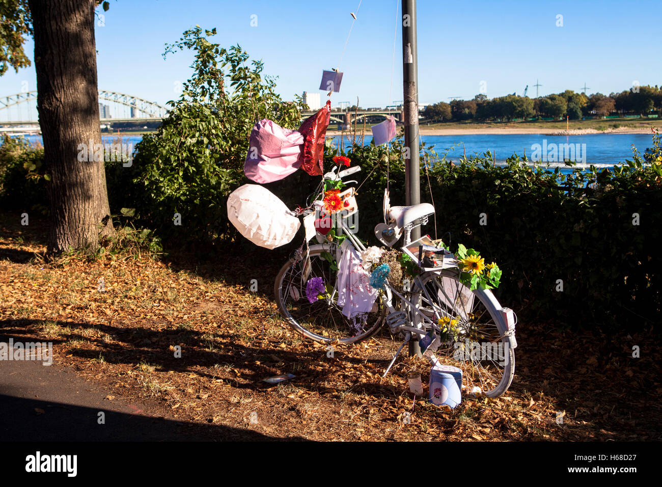 Deutschland, Köln, Ghost Bikes, weiße geschmückte Fahrrad erinnert an einen Radfahrer, der hatte eine schwere oder tödliche Unfall an dieser Stelle. Stockfoto