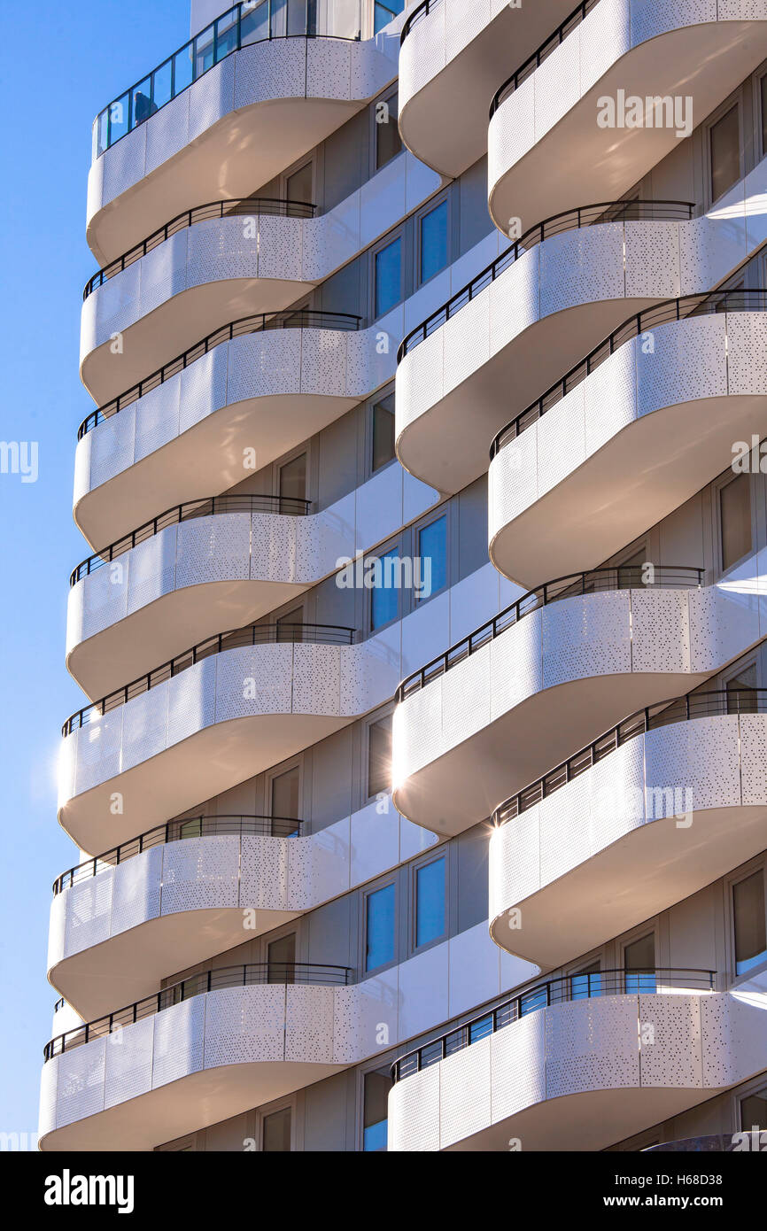 Deutschland, Köln, Balkon des Wohnhauses Flow-Tower im Stadtteil Bayenthal. Stockfoto