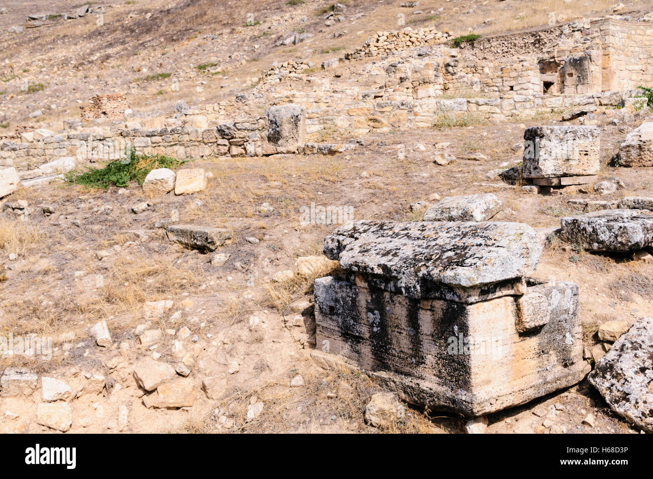 Halb versunkenen römischen Gräbern und Sarkophag in Hieropolis, Pamakkule, Türkei Stockfoto