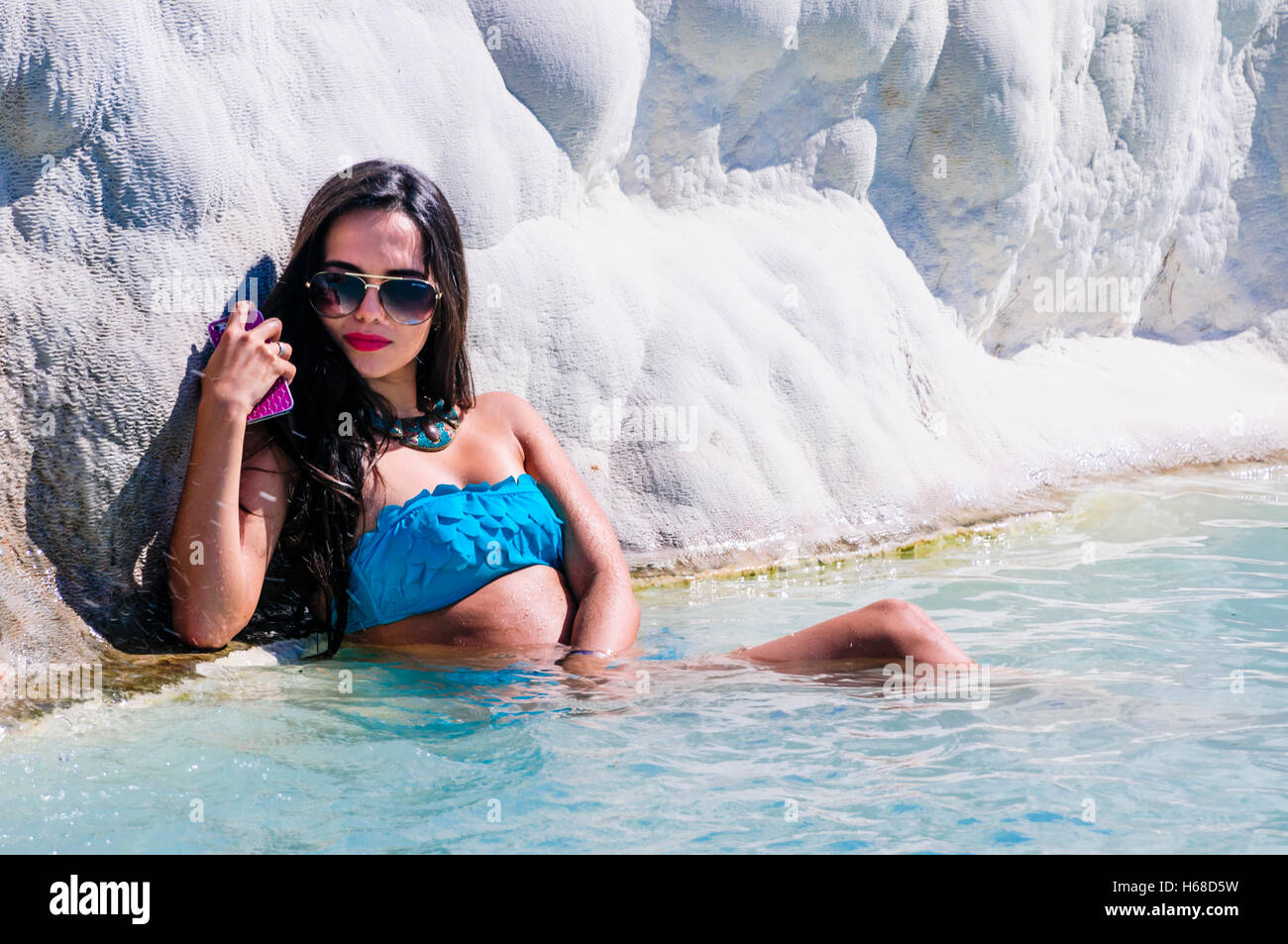 Eine junge Dame taucht den Thermalquellen Becken Wasser bei Pamakkule, Türkei Stockfoto