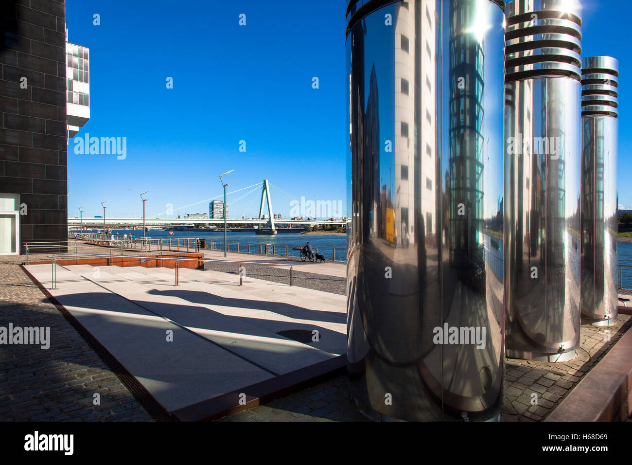 Deutschland, Köln, Lüftungssystem von einem unterirdischen Parkhaus im Rheinau-Hafen, Brücke Severins. Stockfoto