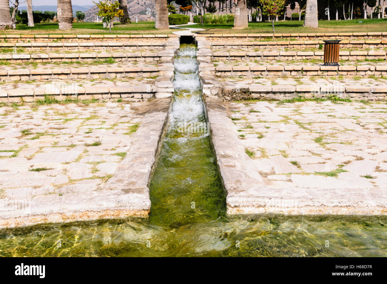 Wasserkanal, durch die römischen Gärten an den Thermalquellen in Pamakkule, Türkei Stockfoto