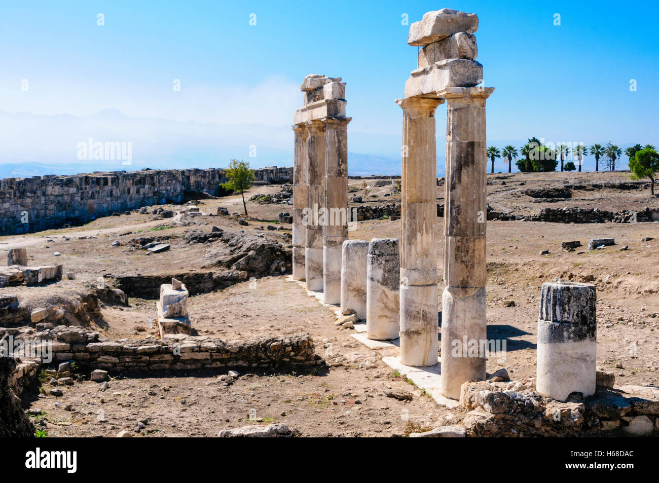 Römische Säulen in Hieropolis, Pamakkule, Türkei Stockfoto