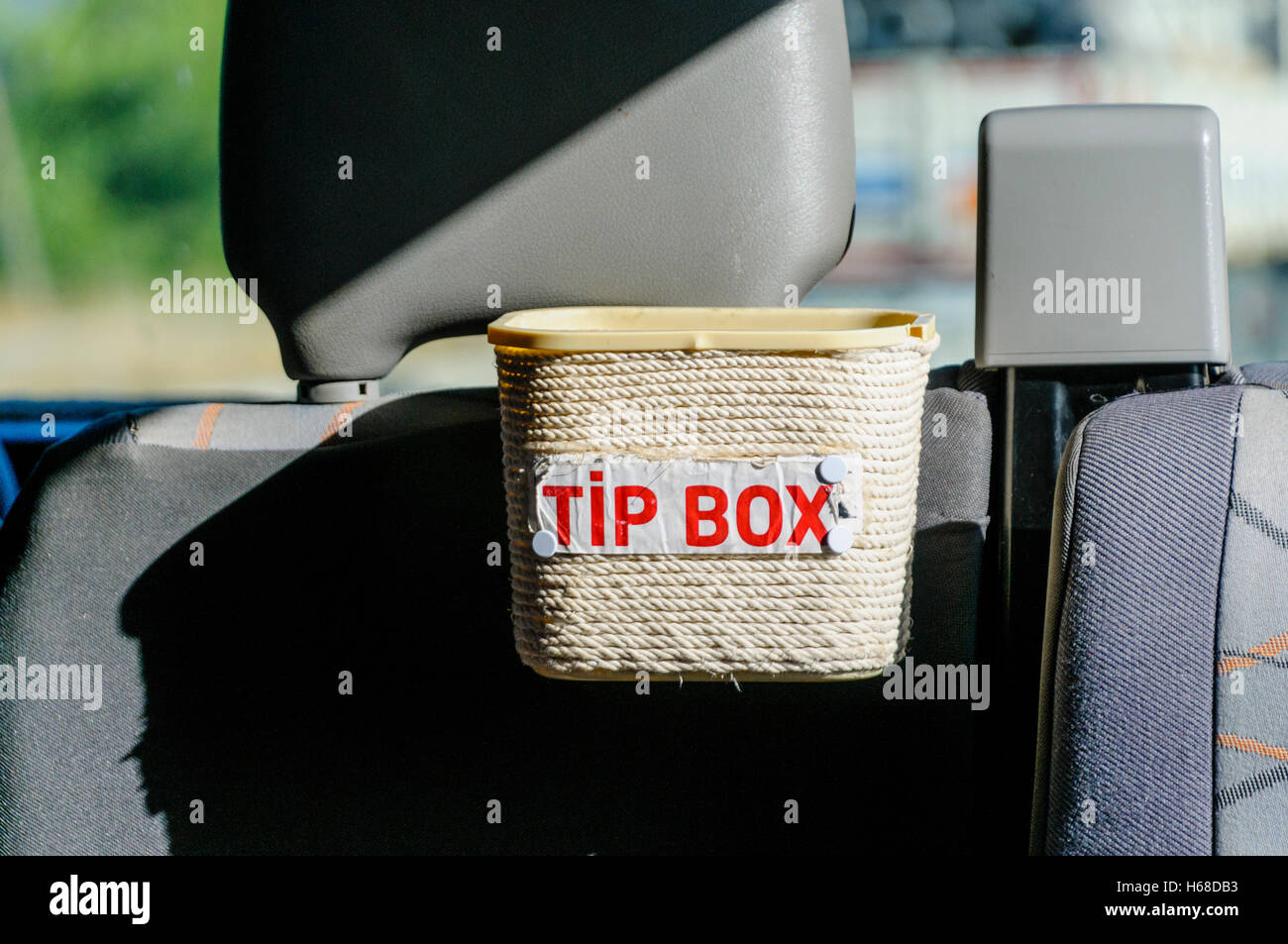 Tipp-Box auf der Rückseite einen Satz in einem Bus in der Türkei. Stockfoto